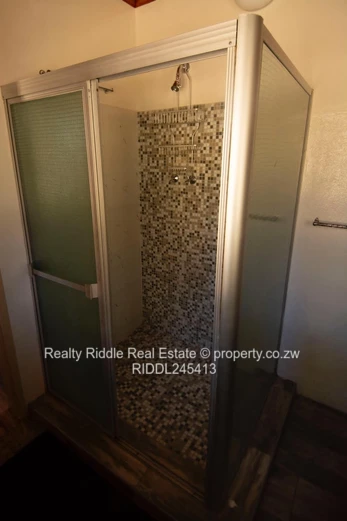 Nyanga Thatched Stone Lodge — Fireplace, AC & Wi-Fi