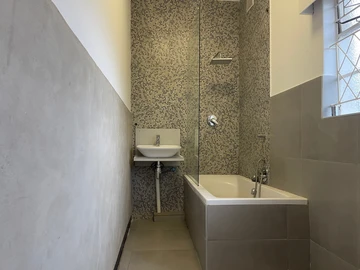 2 Bedroom Flat & Apartment