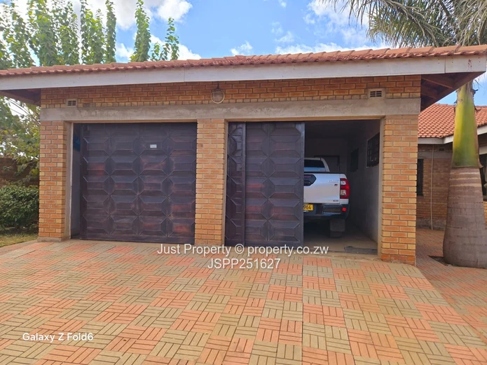 Sandton Park: 5-Bed Home with Island Kitchen & Borehole