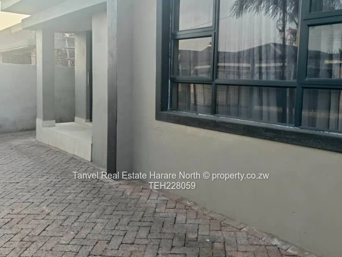 A Captivating house in Aspindale park With 4 beds,mes,lounge, dining,modern fitted kitchen.