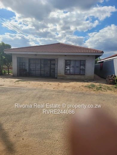 Neat 5beds on 300sqm Budiriro 3