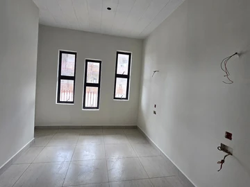 2 Bedroom Flat & Apartment