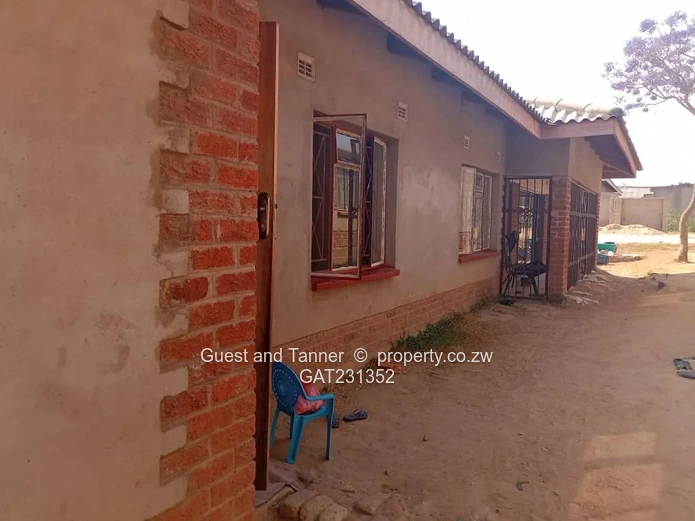 3-Bedroom House for Sale in Chitungwiza Unit L – Council Cession with Community Borehole Access