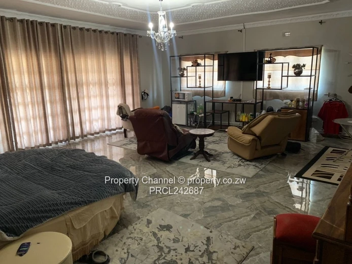 Spacious 6-Bed Philadelphia Home with Pool & Tennis Court