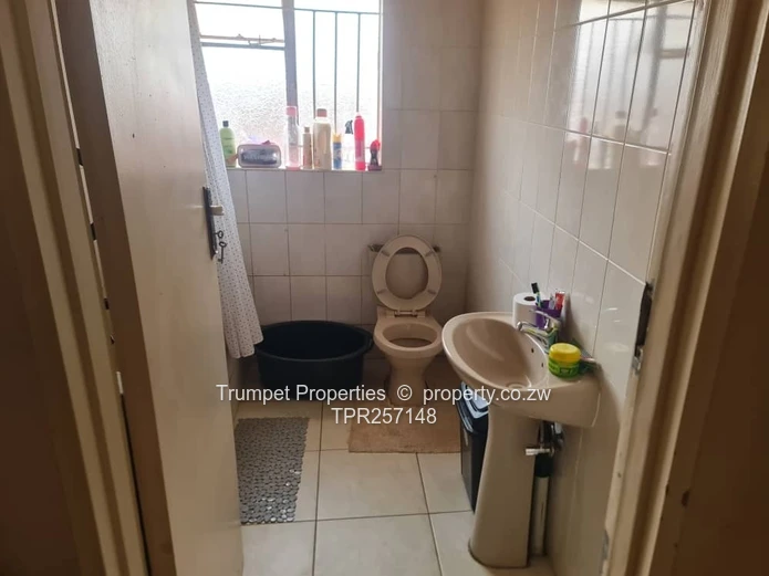 Manresa 3-Bed Home on 2000m² — Verandah & Water Tank