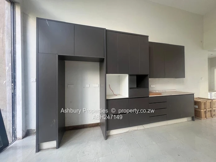 Bright 4-Bed Monavale Flat — Tiled, Fitted Kitchen, 24hr Security