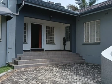 Stunning Double Storey  Family Home In The Prestigious Area Of Avondale ( The Ridge )