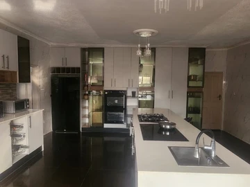 4 Bedroom Flat & Apartment