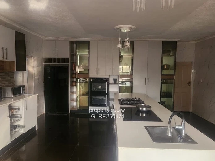 Modern 4-Bed Westgate Flat - Borehole & Garage