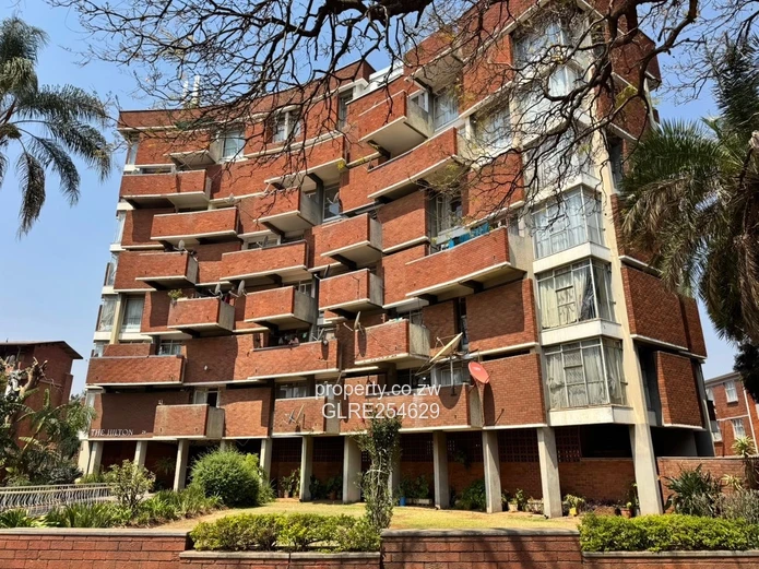 Curved Red-Brick 2-Bed Flat with Balcony, Avenues