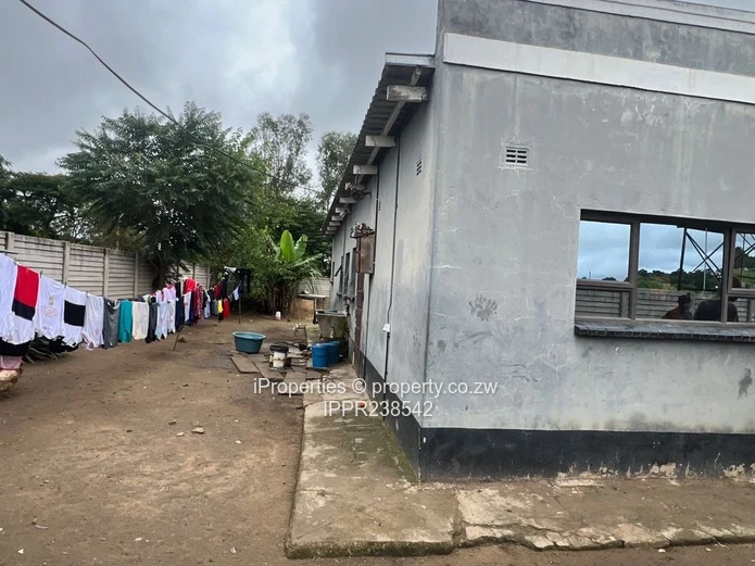 3,300sqm Stand with Title Deeds and Serviced 3-Bedroom Cottage