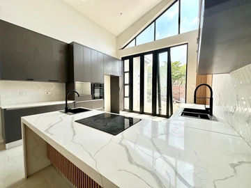 4 Bedroom Flat & Apartment