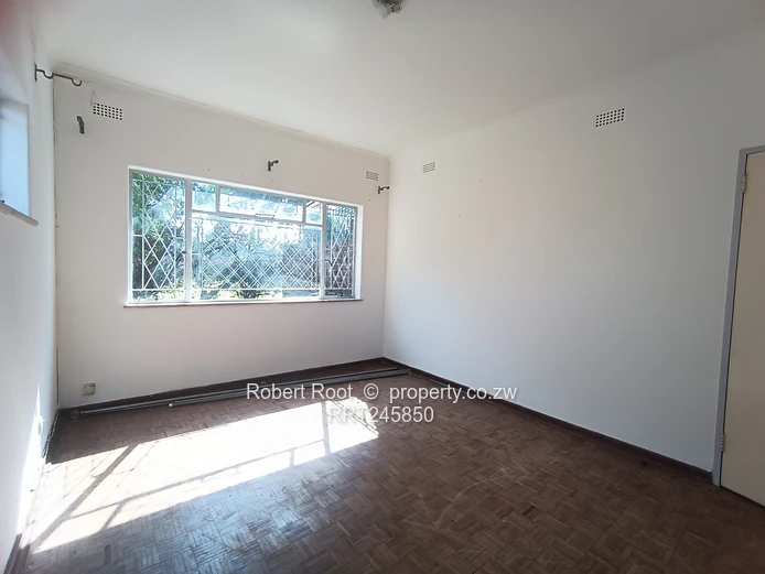 2 bed flat in Avondale