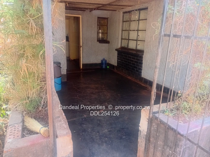 Eastlea Office on 2,500m² — Yard, Parking & Main Road Frontage