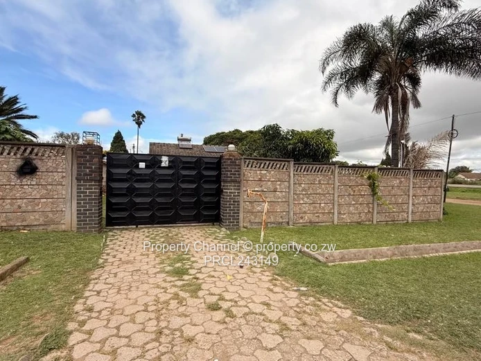 Mabelreign 3-Bed: Walled Yard, Water Tank, Fitted Kitchen