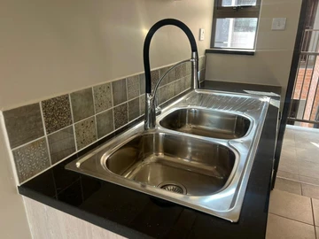 2 Bedroom Flat & Apartment