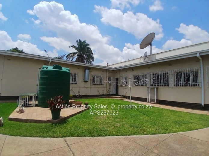 Neat Home Suitable For Offices Also! 