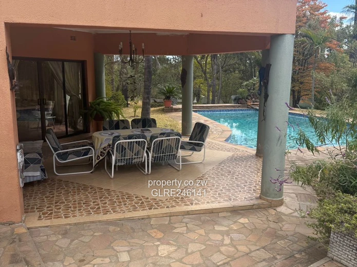 Helensvale 6-Bed Home with Pool & Borehole