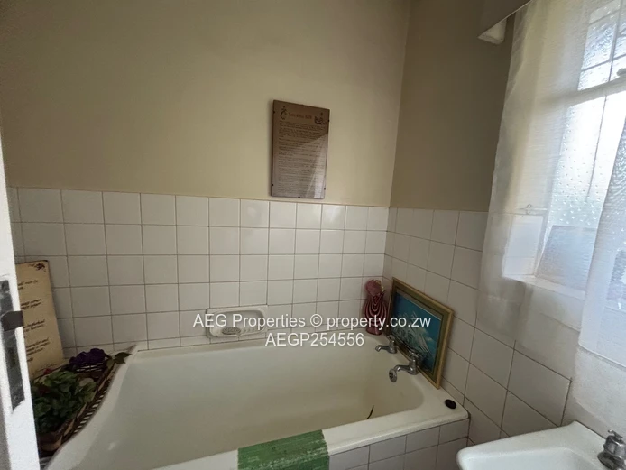 Vainona: 4-Bed Home with Pool & Mature Gardens