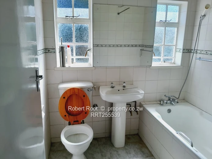 4 Neat Bedroom House with a Swimming Pool for Rent in Sentosa