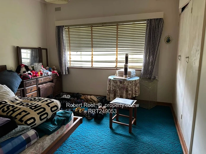  Spacious Family Home with Excellent Potential (Sole Mandate)