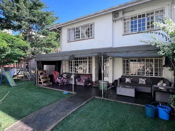 Spacious 4 Bed 3 bath Corner Unit, Upper Avenues! 