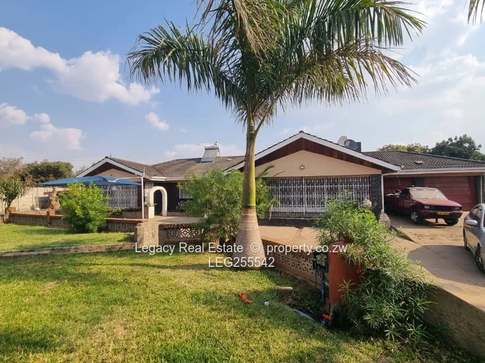 Palm-lined 5-Bed Home on 3000m² in Marimba — Borehole