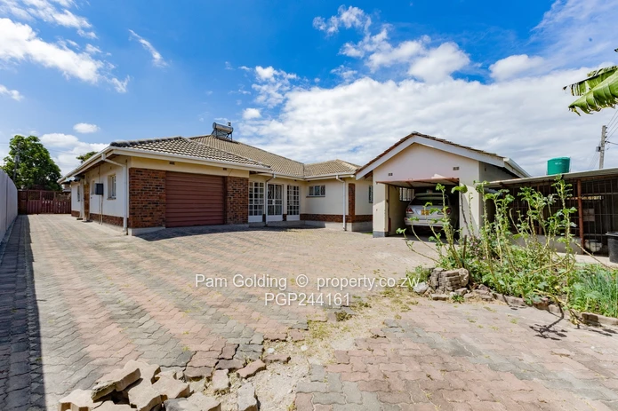 Charming Family Home In Zimre Park