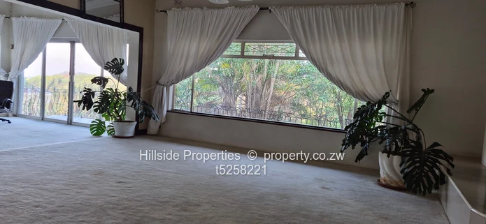 Glen Lorne 4-Bed 3-Bath: Modern Glass Wall & Garden