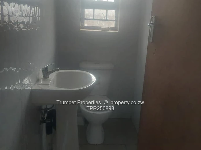 Mufakose Ext 4-Bed House – Borehole, Walled Yard & Security Gate (Sole Mandate)