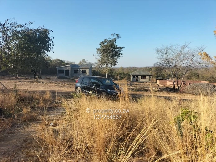 Kadoma Blue Ranges 1 311sqm with 3 bedroom  cottage