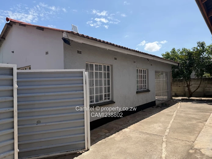 2 bedroomed main en-suite in Waterfalls near waterfalls shops (Sole Mandate)
