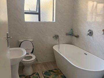 4 Bedroom Flat & Apartment