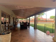 Prime Location - Grand Home Plus Two Cottages