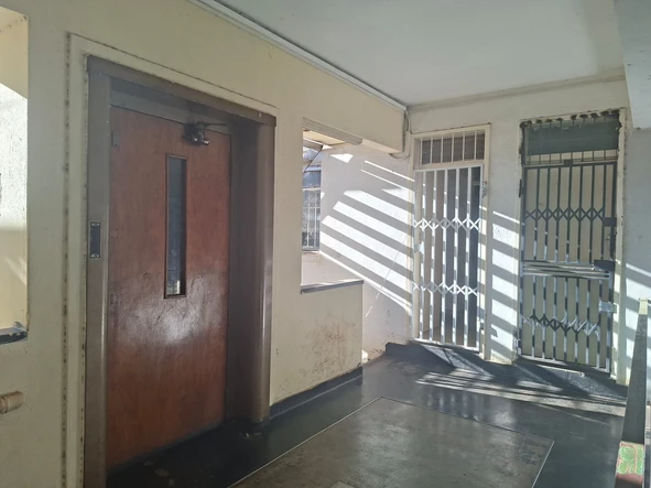 2 Bedroom Flat & Apartment