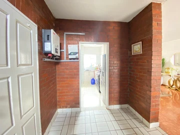 2 Bedroom Flat & Apartment