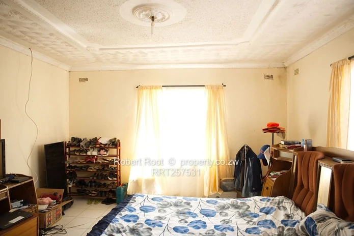 Spacious 3-Bed Damofalls Cottage on 1130 m² with Tank