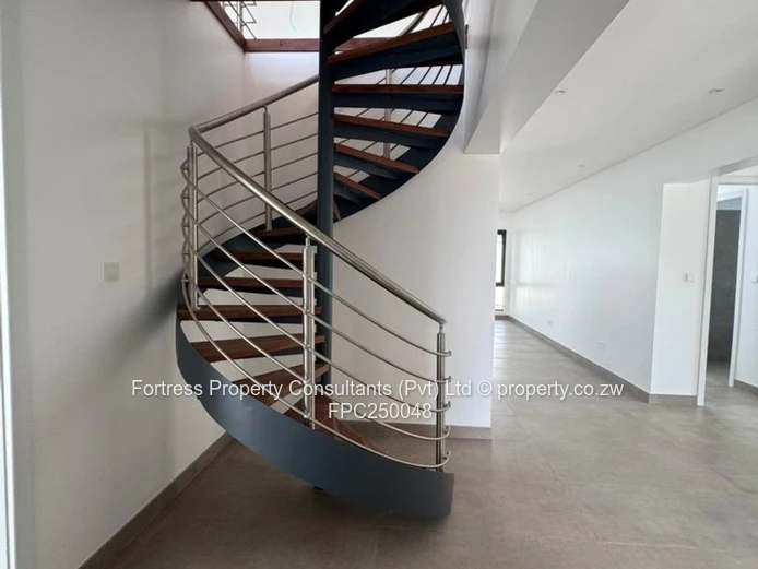 Borrowdale West 4-Bed: Loft, Covered Patio & very secure