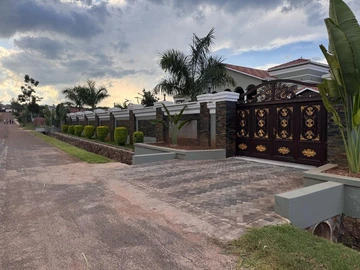 8 Bedroom House