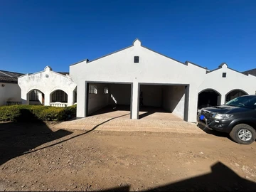 Charming 3-Bedroom Flat with En Suite in Bluff Hill