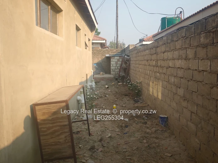 Secure Walled 4-Bed Home with Flatlet & Garage — Chitungwiza (Sole Mandate)