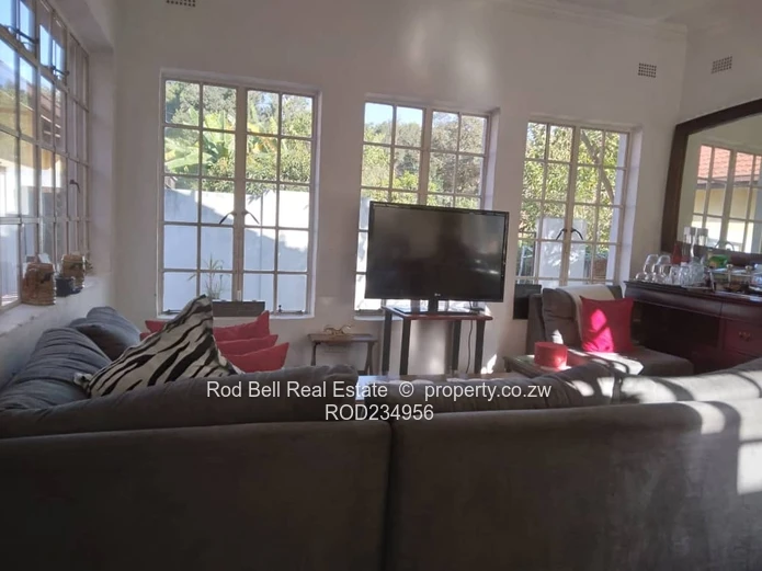 Bright 2-Bed Garden Flat in Glen Lorne