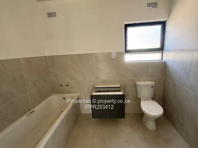 Modern 2-Bed Garden Flat, Private Yard in Marlborough