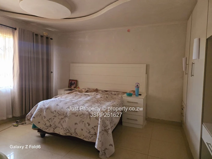 Sandton Park: 5-Bed Home with Island Kitchen & Borehole