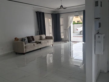 2 Bedroom Flat & Apartment