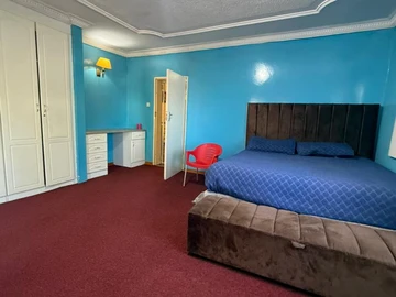 6 Bedroom House