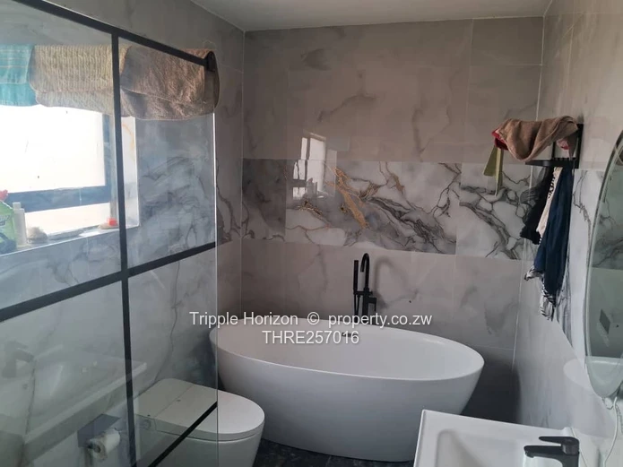 Glaudina 2-Bed Home - Borehole, Freestanding Tub & Stylish Dining