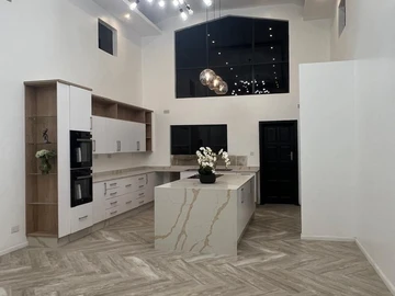 4 Bedroom Flat & Apartment