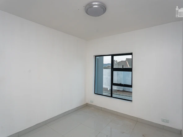 4 Bedroom Flat & Apartment