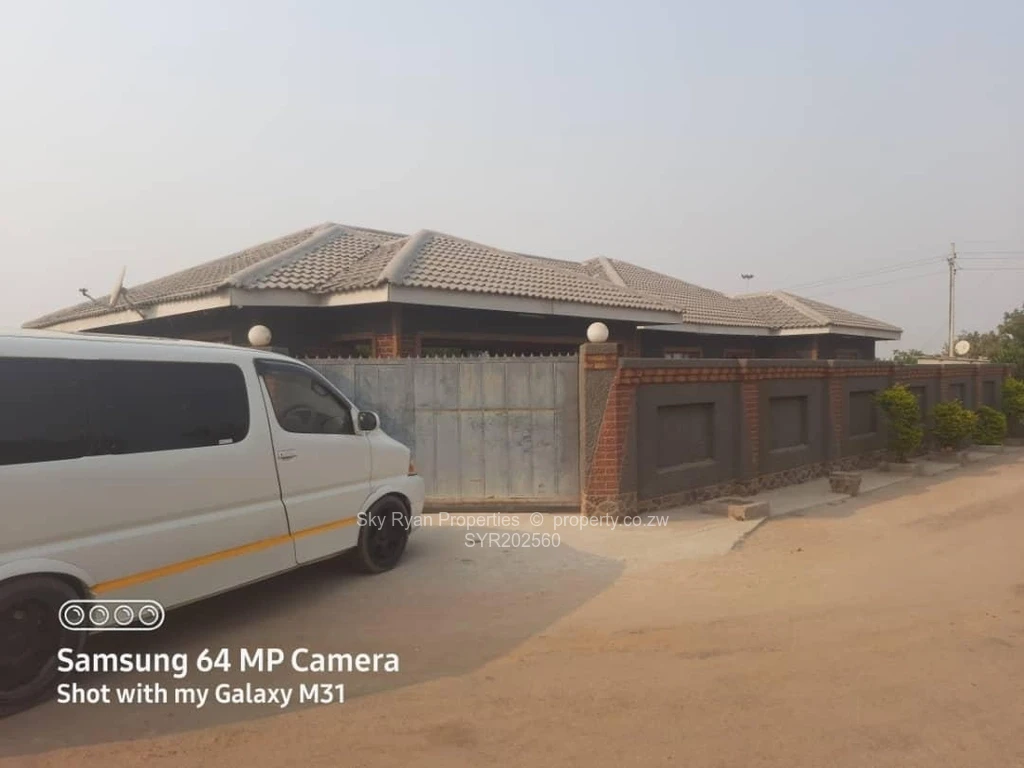 4 Bed Houses for Sale in Waterfalls SYR202560